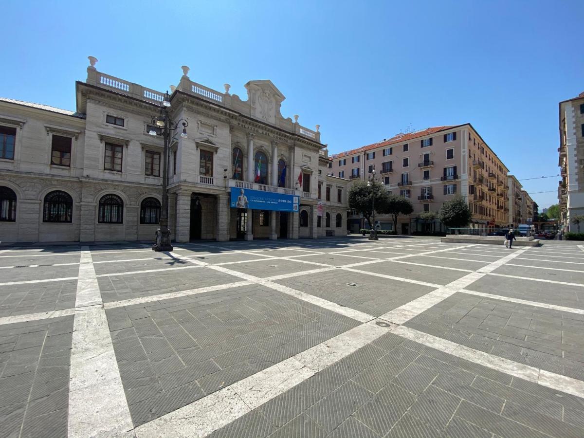 Centro & Mare Apartment Savona Luaran gambar